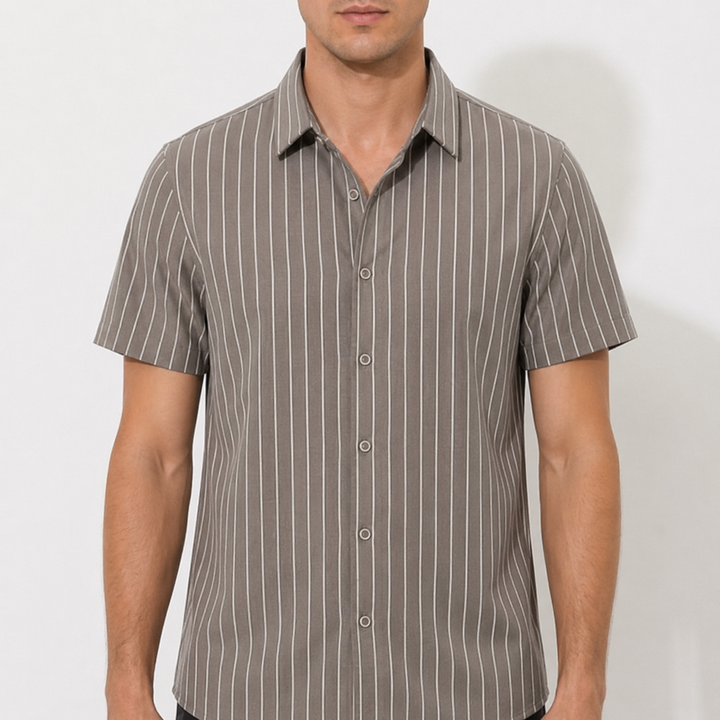 Carlos | Camicia a Maniche Corte da Uomo con Colletto Cubano e Righe Verticali | Informale