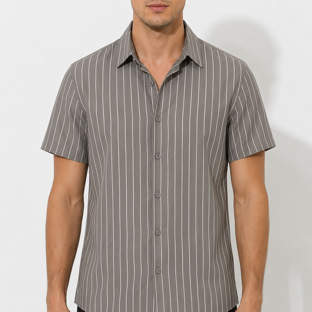 Carlos | Camicia a Maniche Corte da Uomo con Colletto Cubano e Righe Verticali | Informale