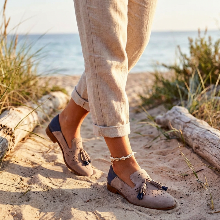 Elena | Mocasines Caqui Mujer Con Borlas Decorativas Y Detalle Perforado | Casual