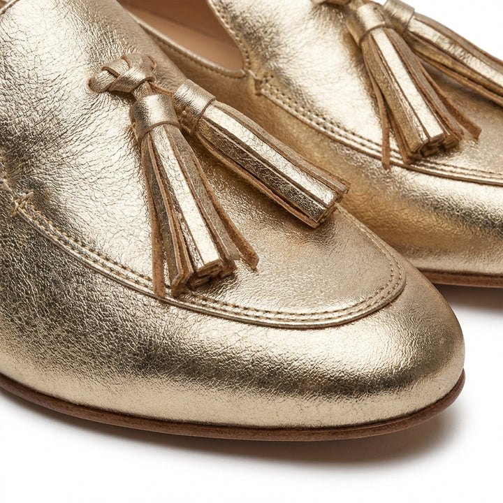 Jimena | Mocasini dorati con nappine eleganti da donna