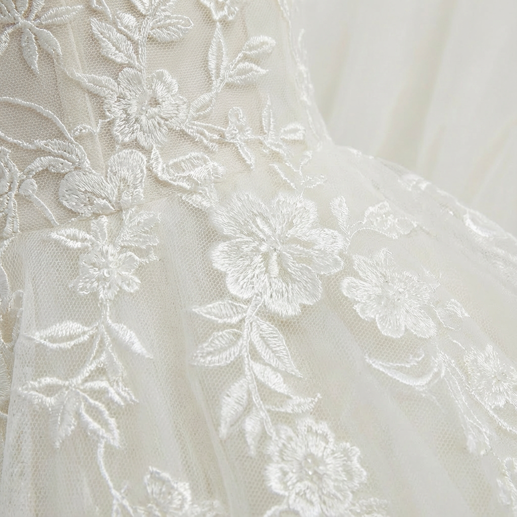 Valeria | Abito da sposa bianco da donna con applicazioni di pizzo floreale e scollo a V | Principessa