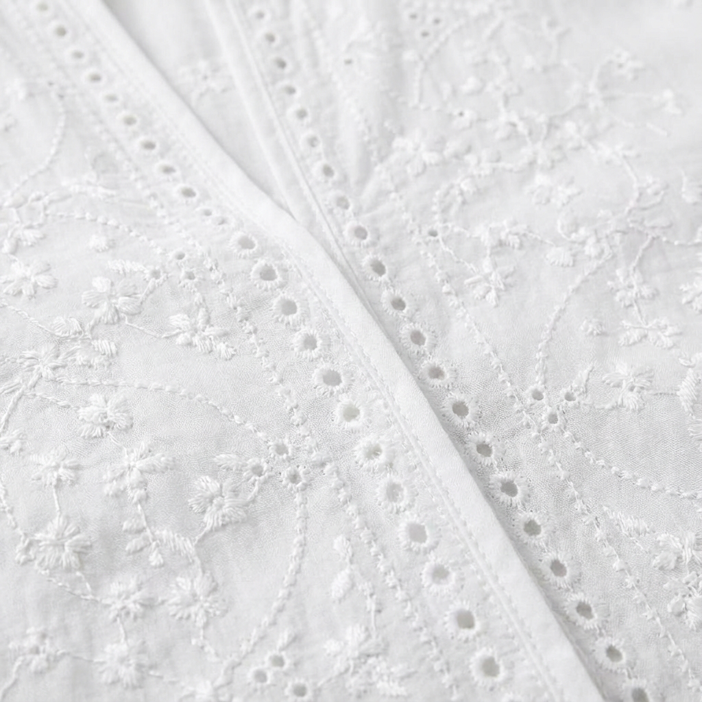 Riley | Blusa bianca ricamata con scollo a V da donna